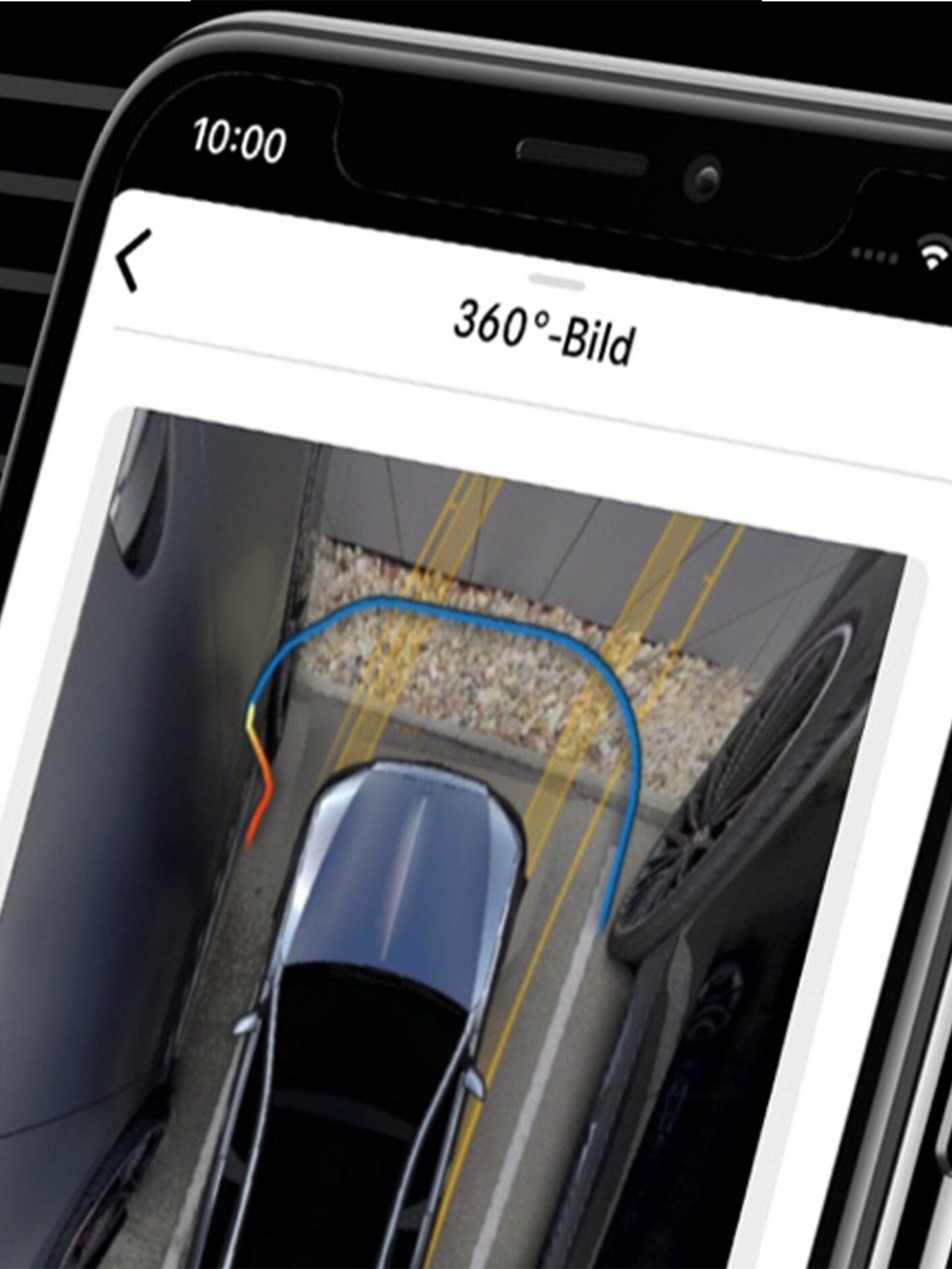 Con ayuda de la aplicación Asistente para estacionar a distancia de Mercedes-Benz y la vista de 360° en el smartphone, un Mercedes-Benz se estaciona cómodamente en un hueco para estacionar estrecho.