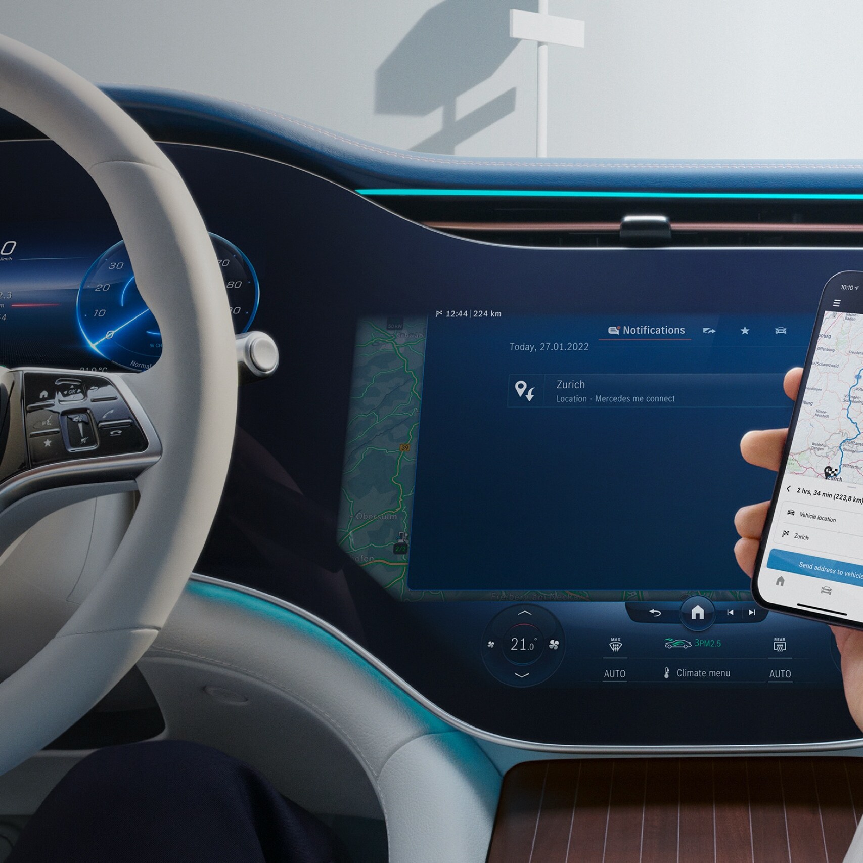 Un hombre abriendo la Mercedes-Benz App en su smartphone.