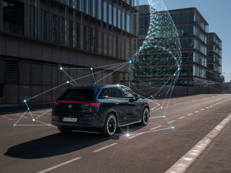 Soluciones de gestión de flotas | Empresas | Extras Digitales Un vehículo Mercedes-Benz circulando por la calle.