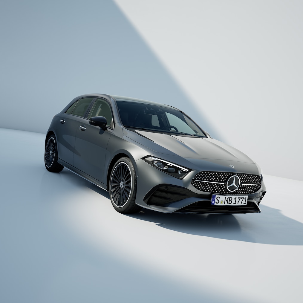 Vista frontal lateral de un Mercedes-Benz Clase A.