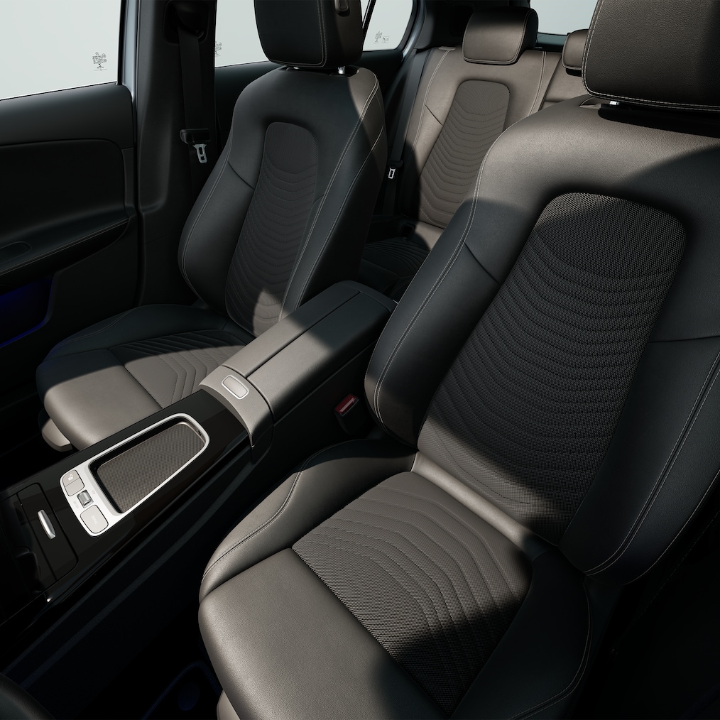 Interior del Mercedes-Benz Clase A con enfoque en los equipos de medios