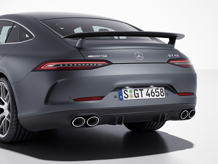 Escorzo frontal del Mercedes-AMG GT Coupé de 4 puertas con paquete exterior de fibra de carbono AMG.