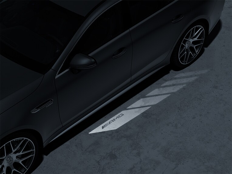 Proyección de logotipo AMG del Mercedes-AMG GT Coupés de 4 puertas.