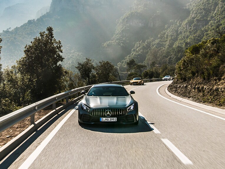 Perspectiva frontal de un Mercedes-AMG GT R circulando por la vía pública.