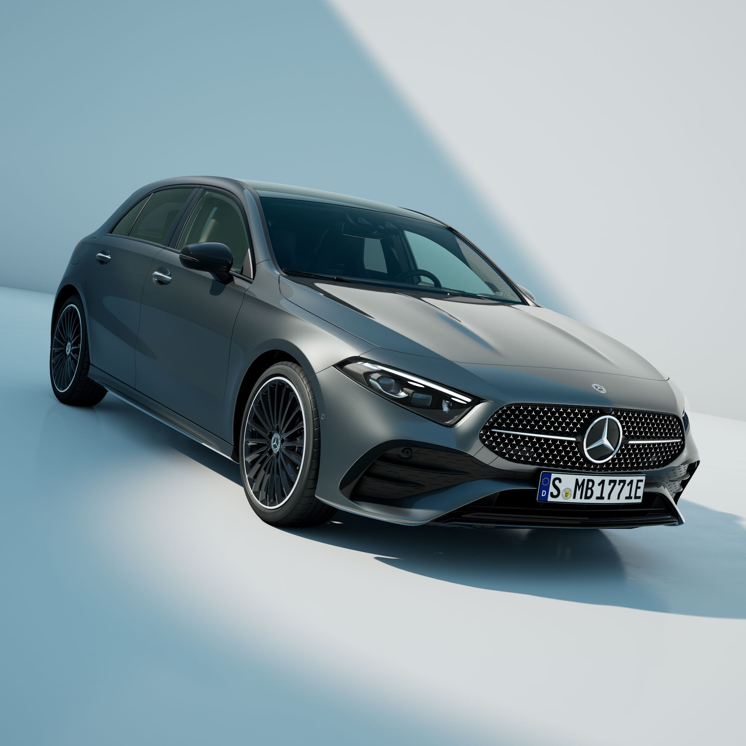 El nuevo Mercedes-Benz Clase A Berlina compacta en un escorzo frontal.