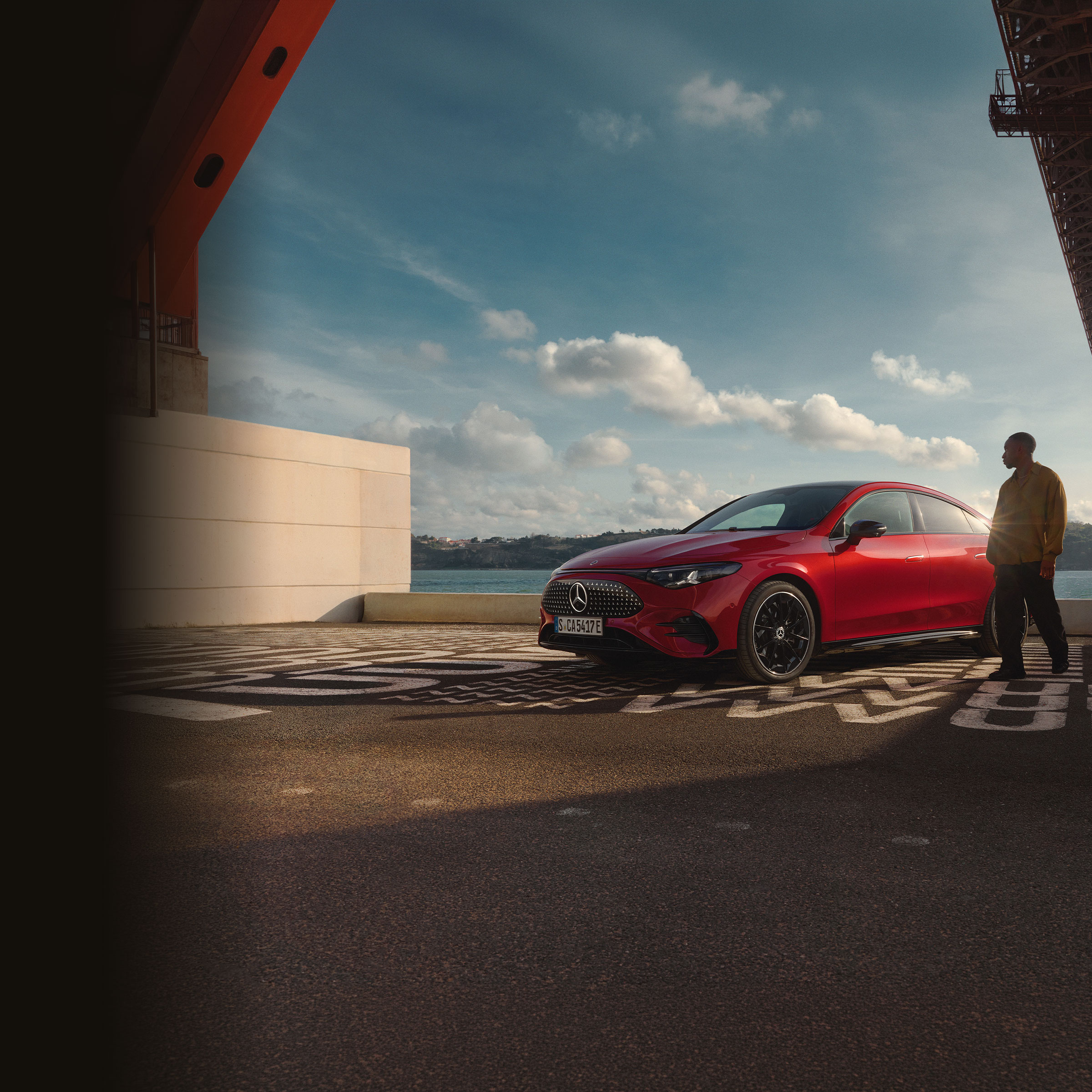 Un Mercedes-Benz Clase S a la puesta del sol con el Monte Fuji al fondo Detalle mostrando capó, calandra y emblema de estrella de un Mercedes-Benz Clase S a la puesta del sol