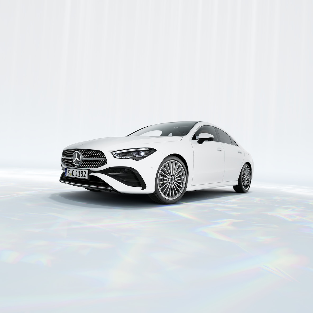 Vista frontal lateral de un Mercedes-Benz CLA Coupé.