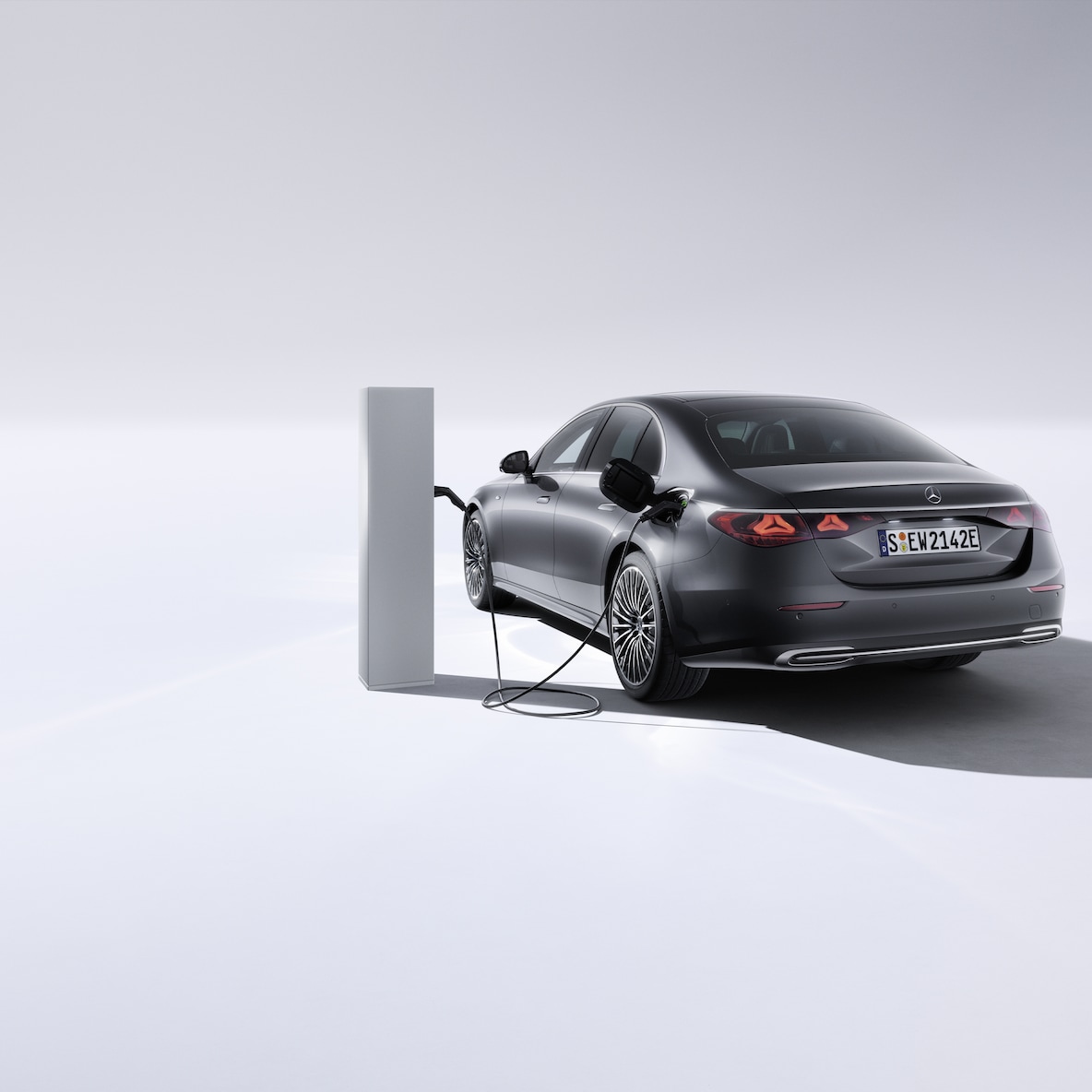 Nuevo E 350 e with EQ Hybrid Technology