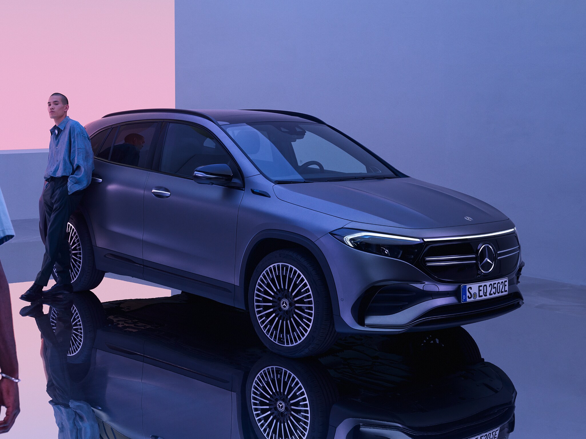 La imagen muestra la EQA de Mercedes-Benz en un escorzo frontal.