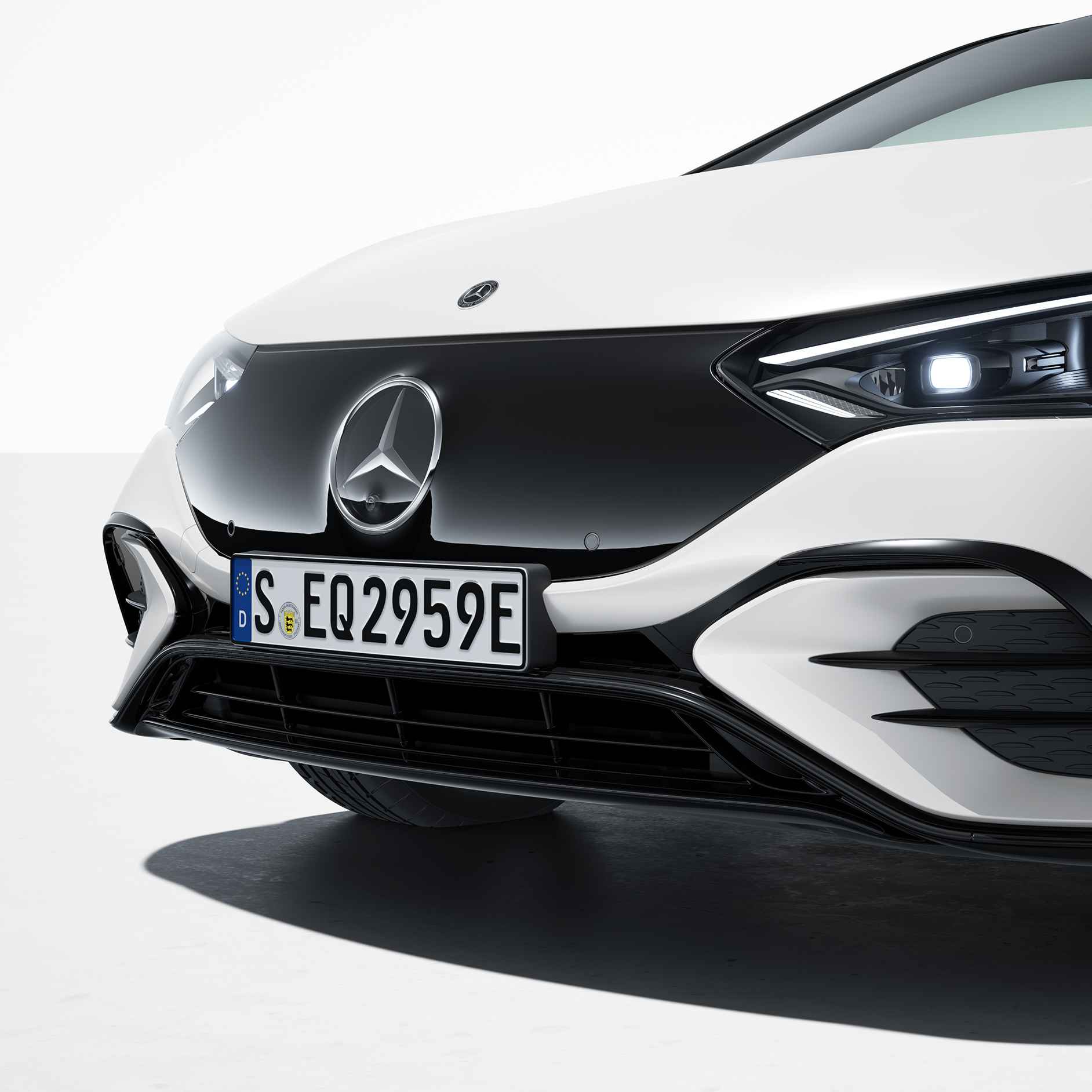 Paquete Premium | EQE Sedán | Mercedes-Benz La EQE Sedán de Mercedes-Benz desde una perspectiva lateral frontal.