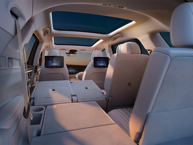 El interior del nuevo EQS SUV con segunda fila de asientos flexible.