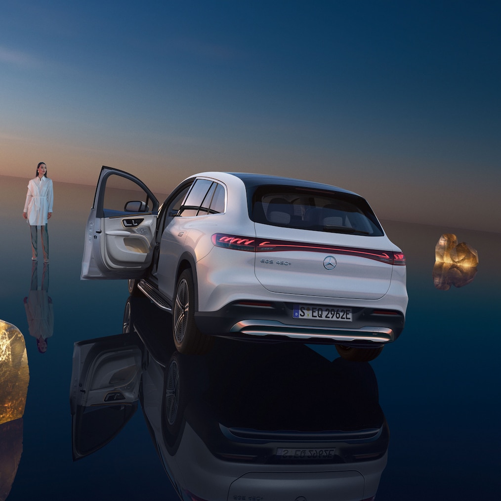 Una vista trasera del EQS SUV con la puerta del conductor abierta.