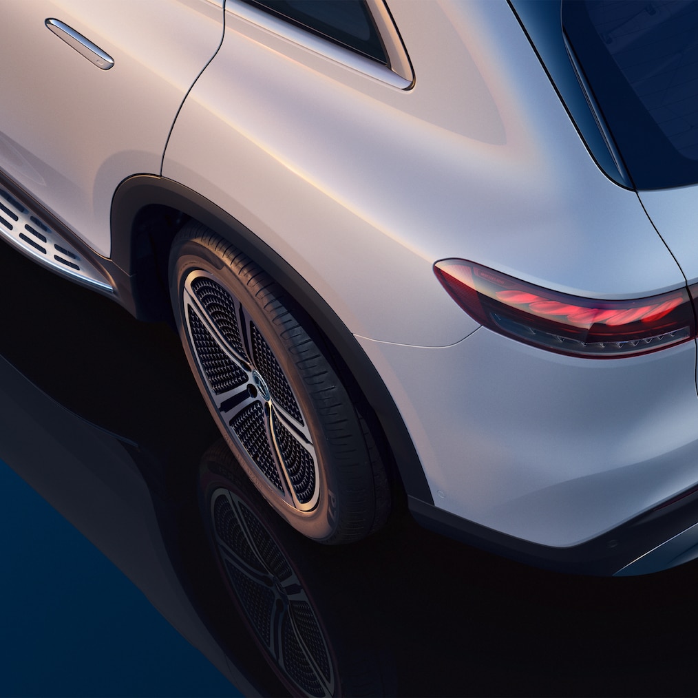 Vista superior mostrando el sector trasero izquierdo del EQS SUV con una rueda trasera levemente girada.