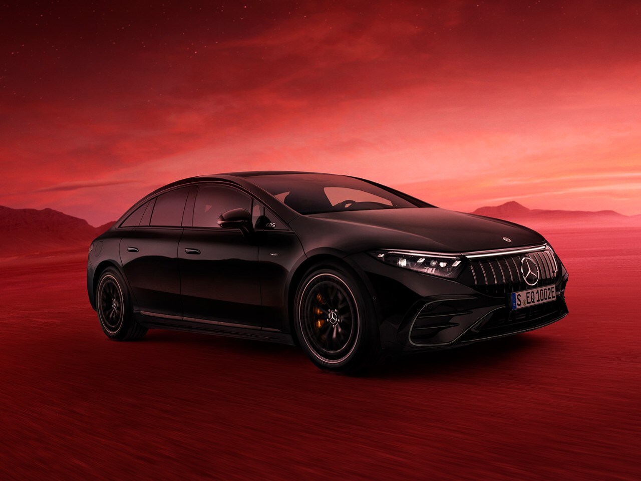 Escorzo delantero de Mercedes-AMG EQS Sedán.
