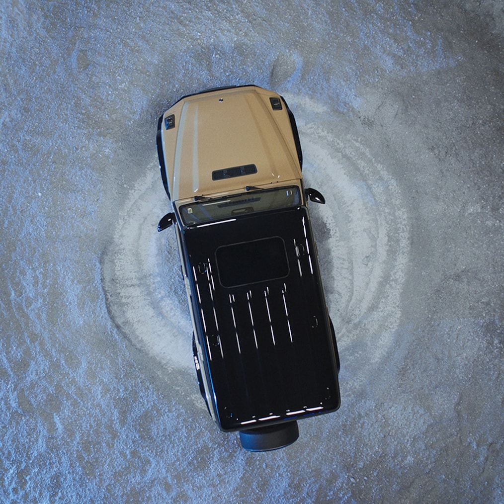 Visualizadores específicos off-road en el cuadro de instrumentos / visualizador de medios o un Mercedes-Benz G 580 transitando fuera del camino.