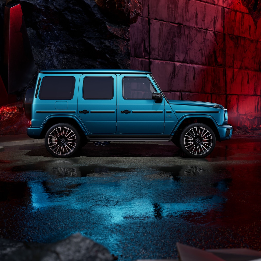 Vista frontal lateral de un Mercedes-AMG G 63 con acabado de pintura MANUFAKTUR hyper blue magno.