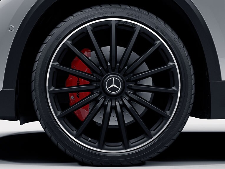 Pinzas de freno rojas para Mercedes-AMG GLA.