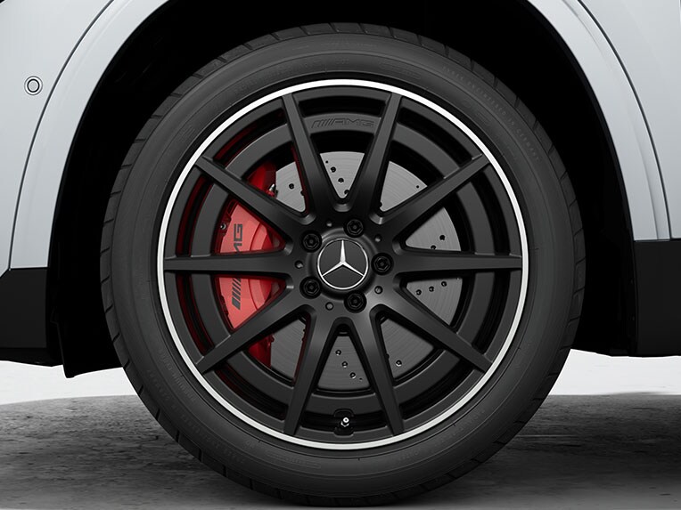 Rines de aleación AMG con diseño de 10 radios para  Mercedes- AMG GLA.