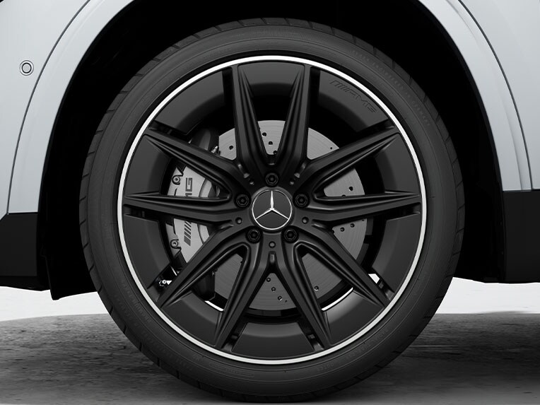 Llantas de aleación AMG de 20" y diseño de 5 radios dobles para Mercedes-AMG GLA.