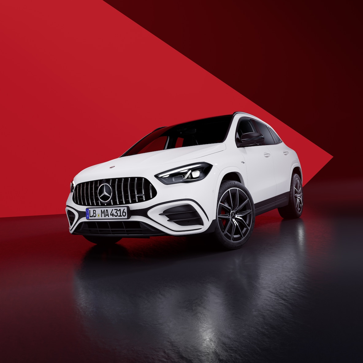 Vista lateral frontal de un Mercedes-AMG GLA 35 4MATIC.