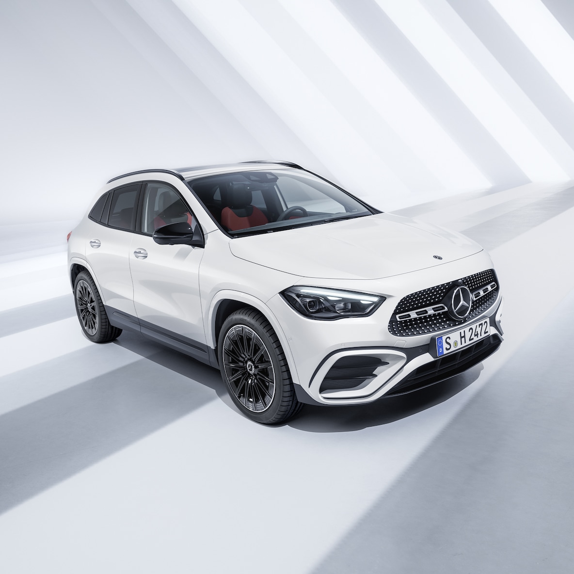 Vista frontal lateral del Mercedes-Benz GLA.