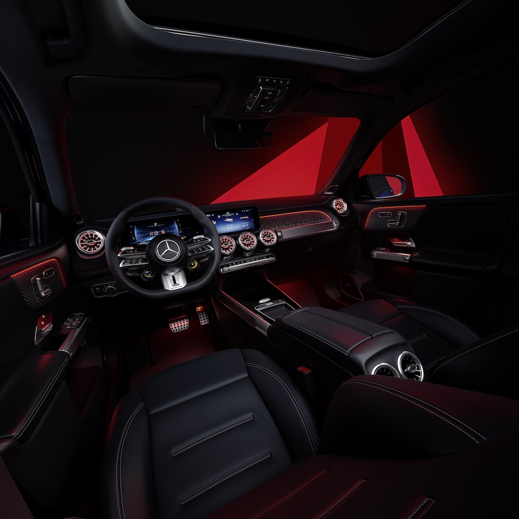 Interior del Mercedes-AMG GLB con asientos AMG Performance y volante AMG Performance.