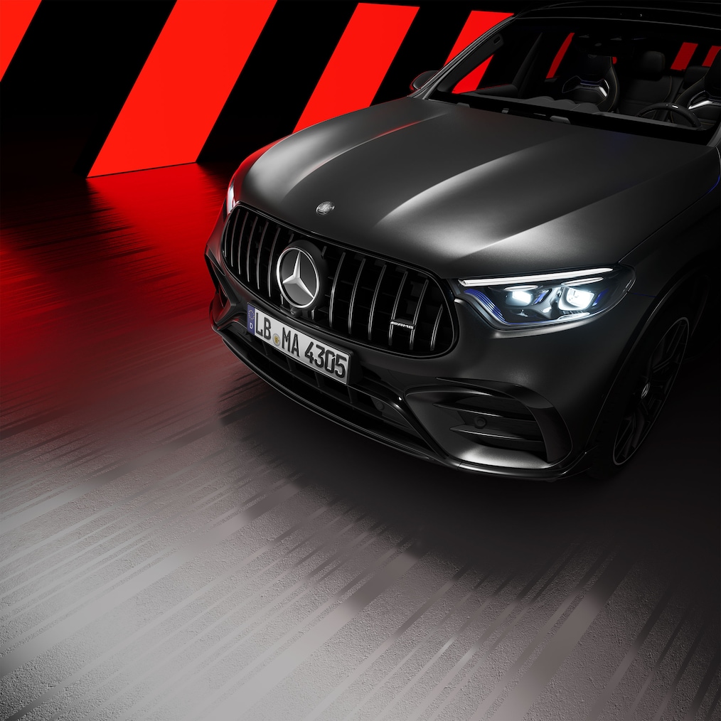 Vista lateral de la sección delantera de un Mercedes-AMG GLC SUV con paquete Night AMG.