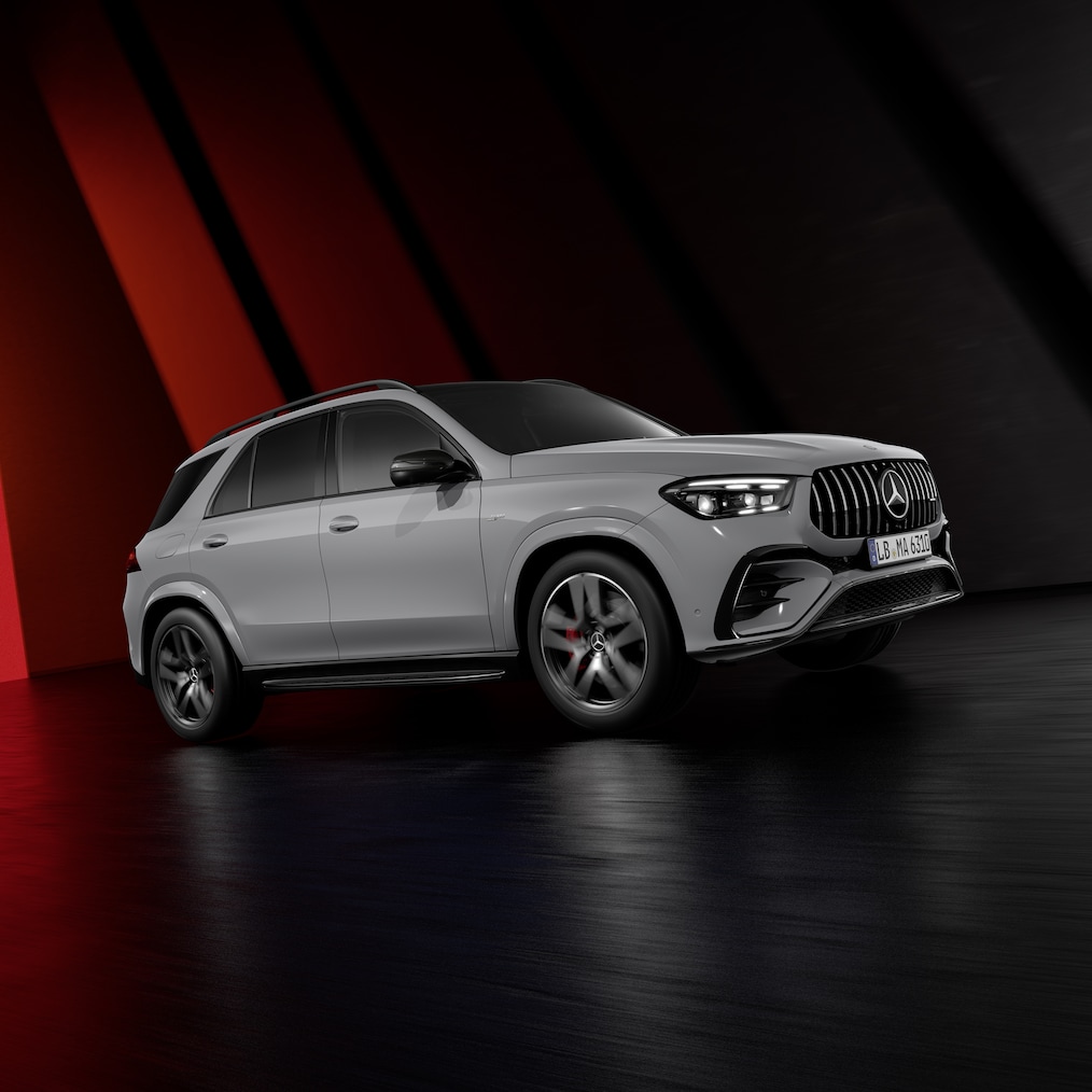 Vista dinámica de un Mercedes-AMG GLE SUV (en marcha) o de los tres modelos uno al lado del otro.