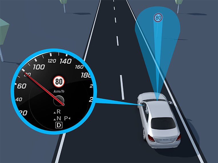 Visualización del asistente de señales de tráfico en el visualizador de medios de Mercedes-Benz GLE.