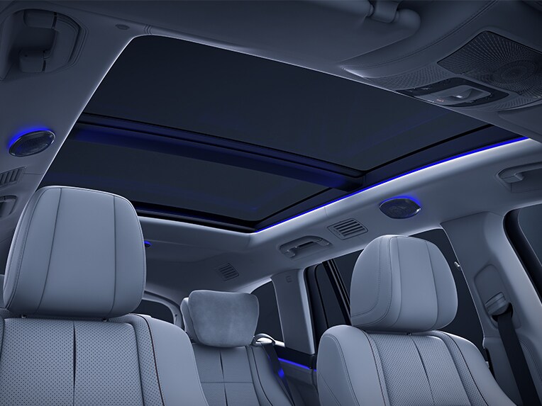 La iluminación de ambiente en el techo interior del Mercedes-Maybach GLS.