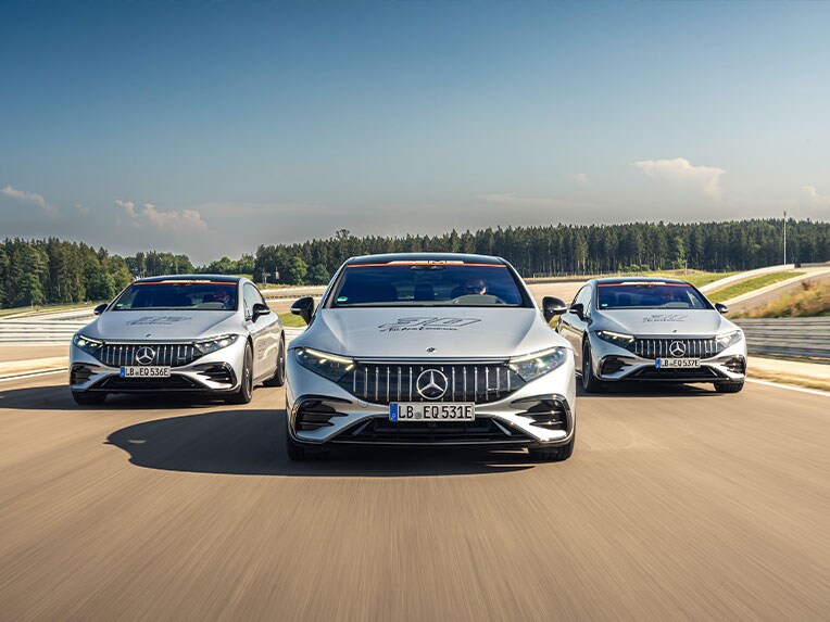 Vista frontal de un vehículo Mercedes-AMG.