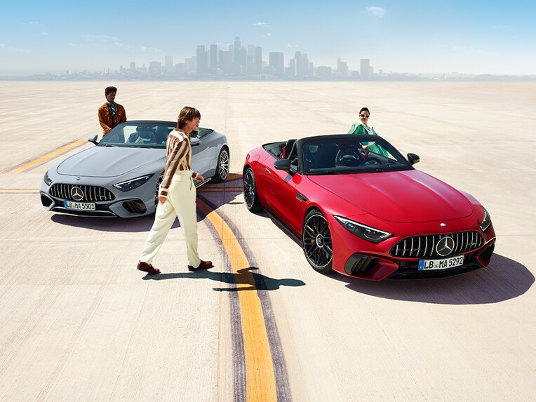 Vista frontal de dos Mercedes-AMG SL Roadster.