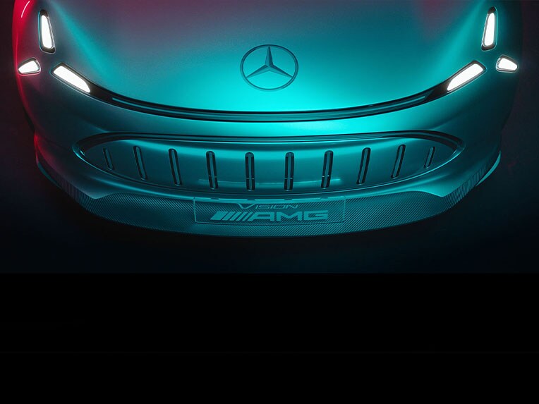 Primer plano de un logotipo de Mercedes-AMG.