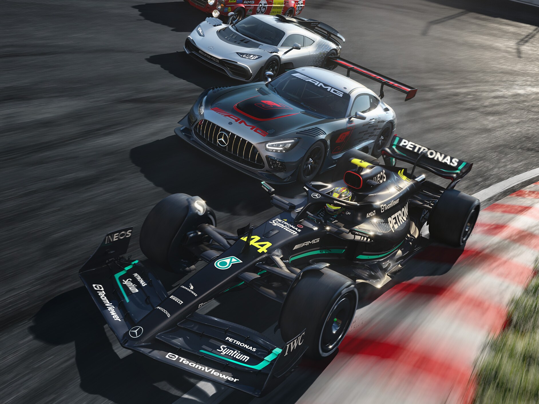 Varios coches deportivos Mercedes-AMG en un circuito de carreras.