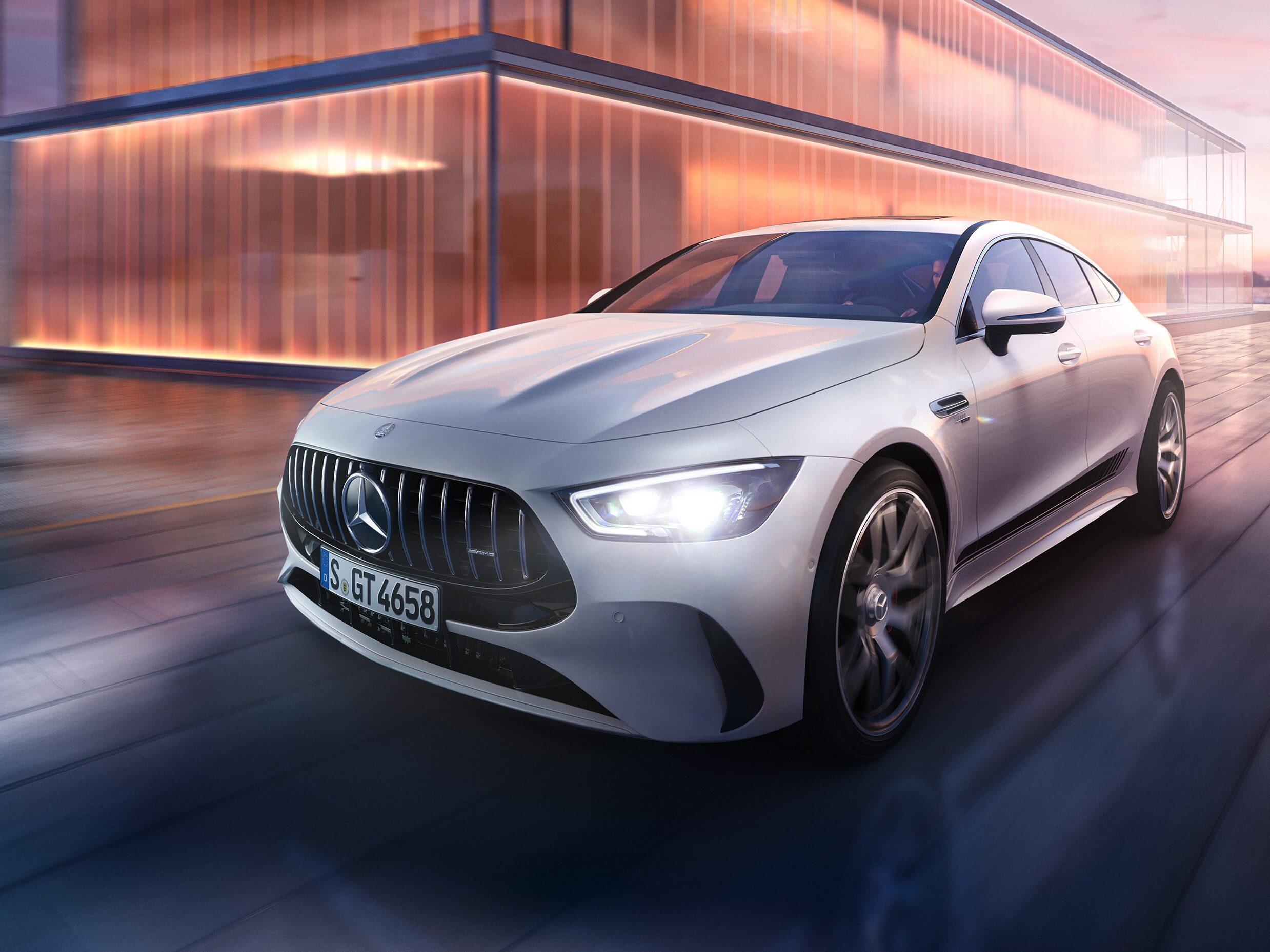 Vista frontal de un coche deportivo Mercedes-AMG.