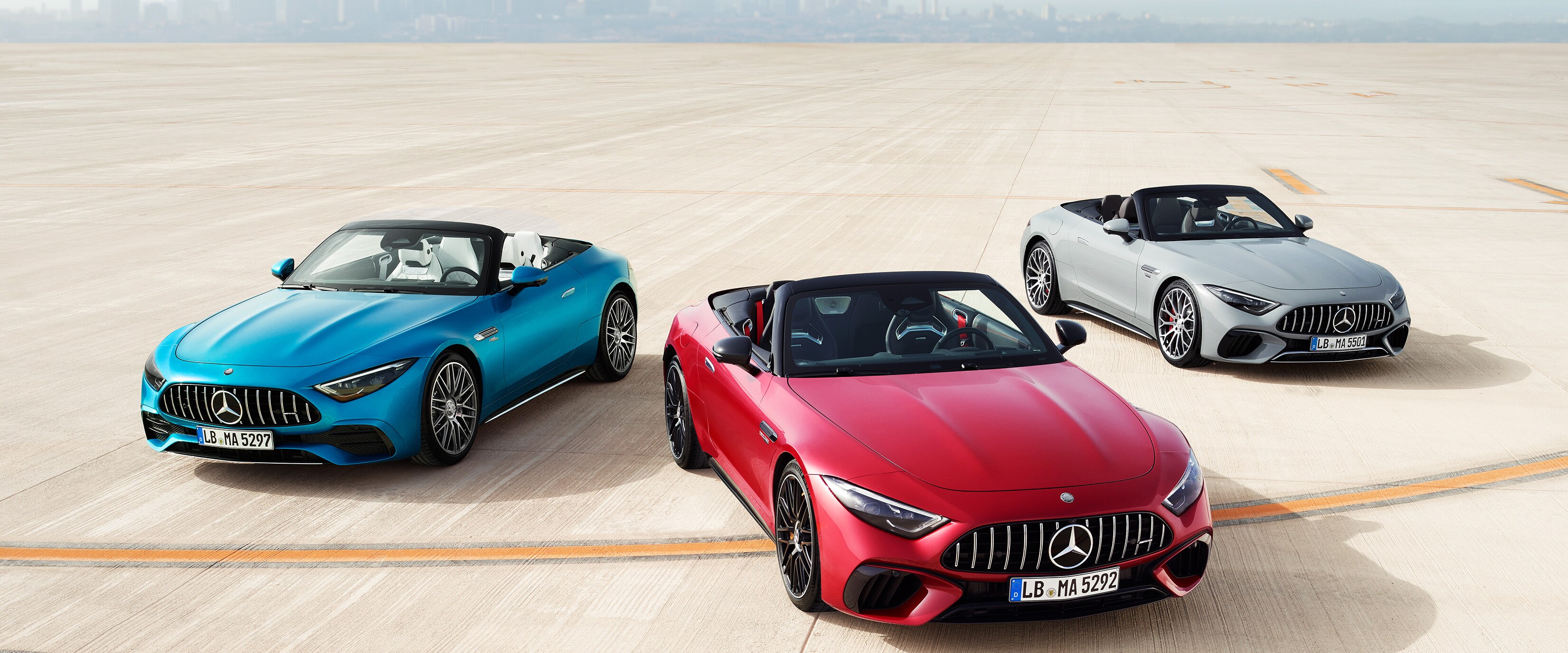 Tres vehículos Mercedes-AMG estacionados sobre una pista.