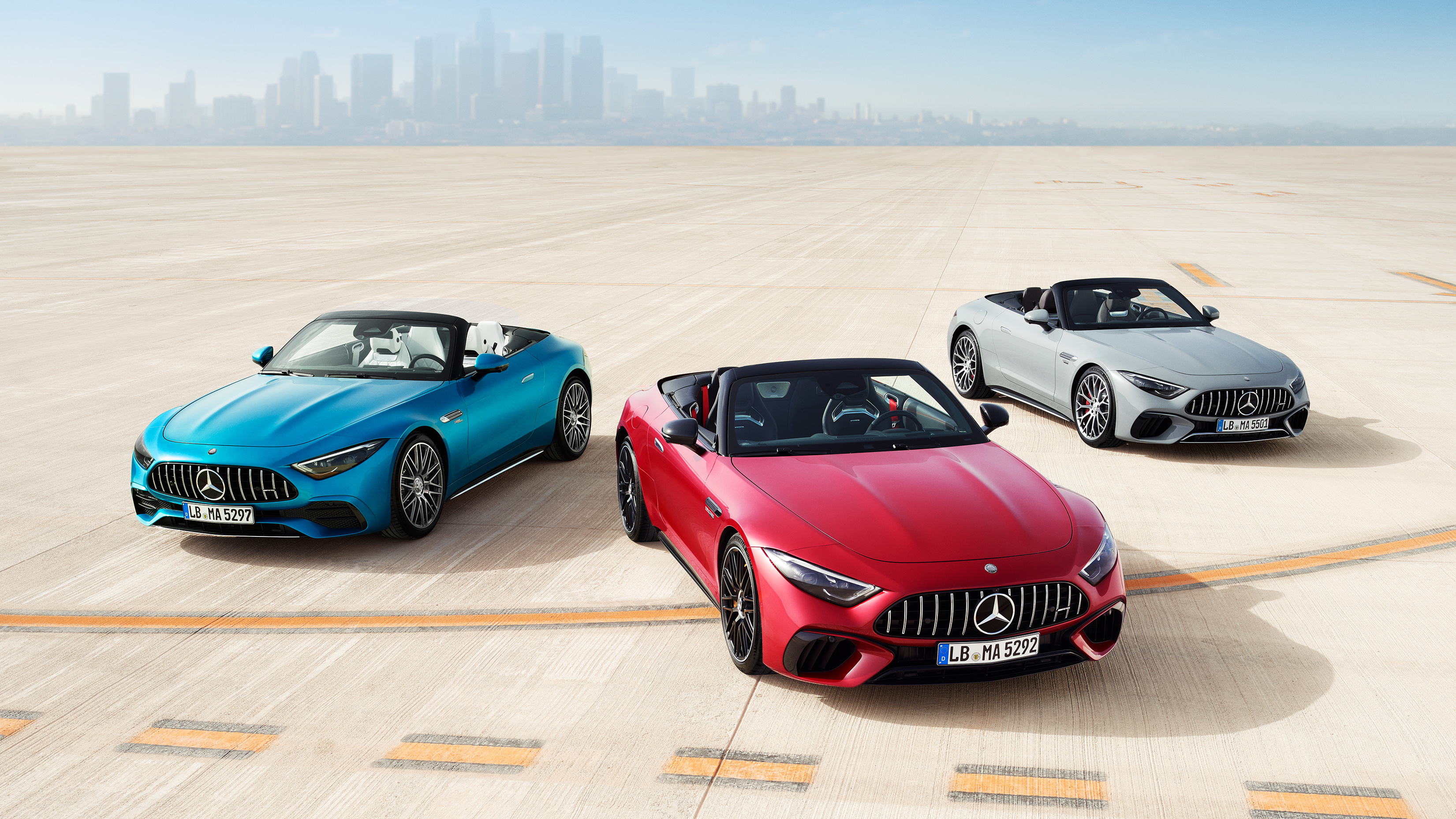 Mercedes-AMG en Mercedes-Benz México. Tres vehículos Mercedes-AMG estacionados sobre una pista.