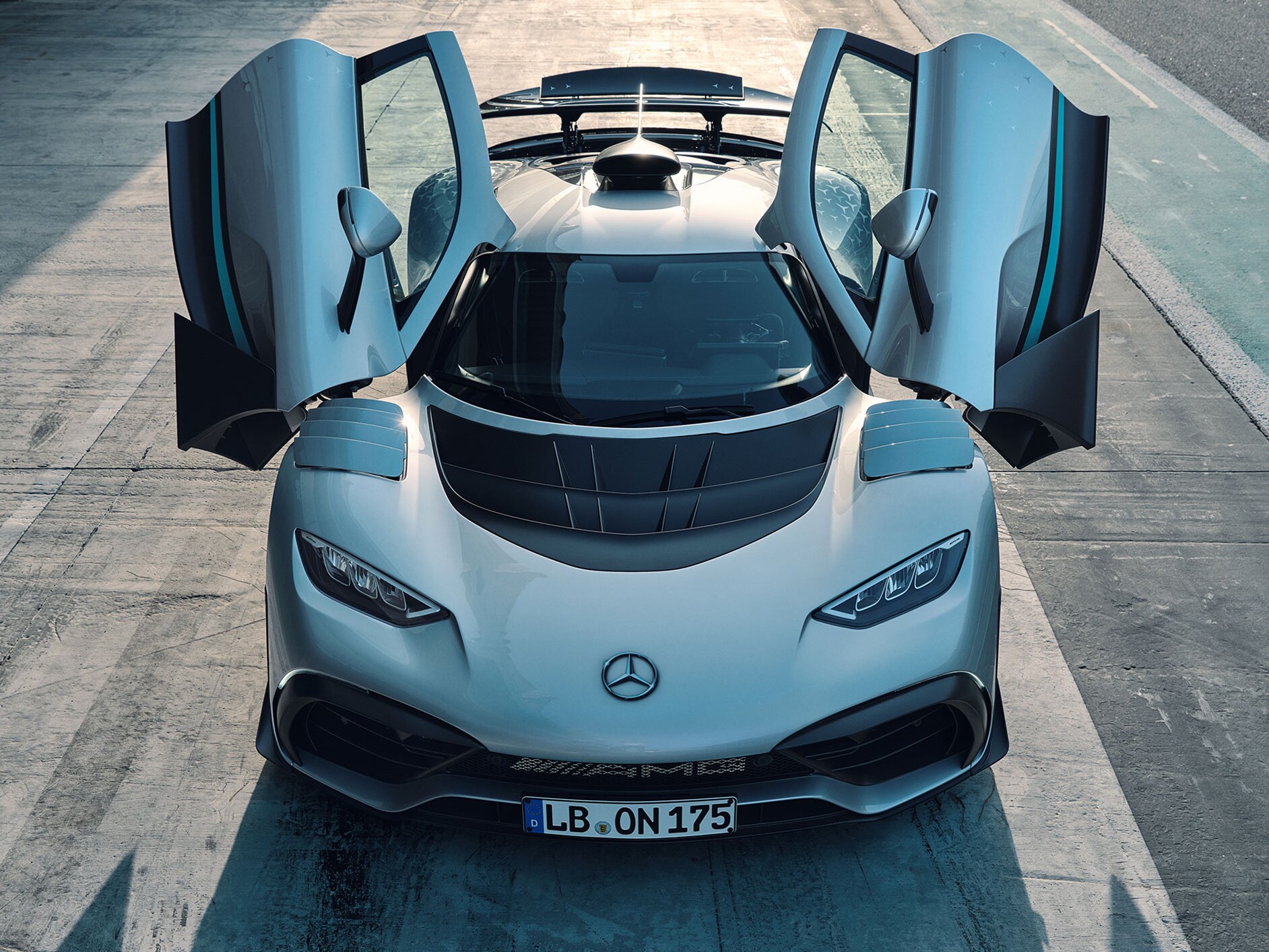 Vista frontal del Mercedes-AMG ONE con las puertas abiertas.