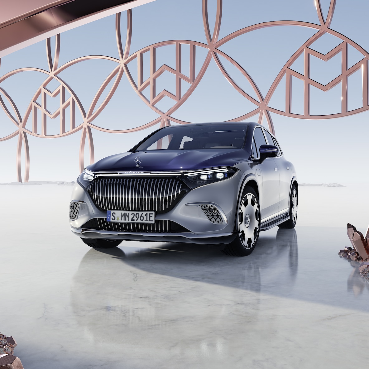El Mercedes-Maybach EQS SUV en pintura bitono Maybach visto de frente.