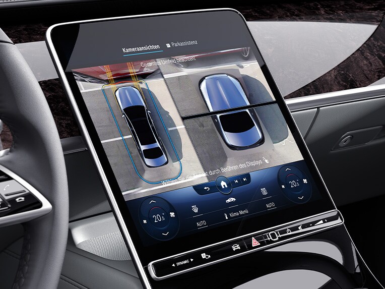 El visualizador central de la Clase S Mercedes-Maybach con paquete de aparcamiento con funciones de aparcamiento remotas.