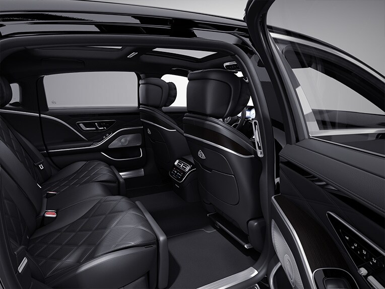 El interior de la Clase S Mercedes-Maybach con paquete exclusivo de elementos de adorno.