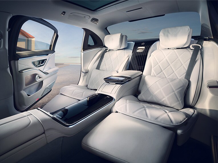 La parte trasera de la Clase S Mercedes-Maybach con consola minioficina integral.