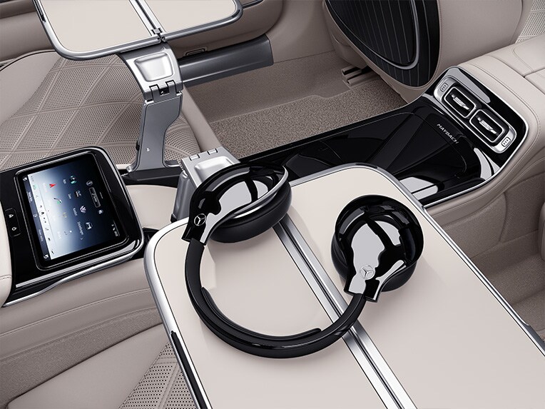 Las mesitas plegables traseras de la Clase S Mercedes-Maybach.