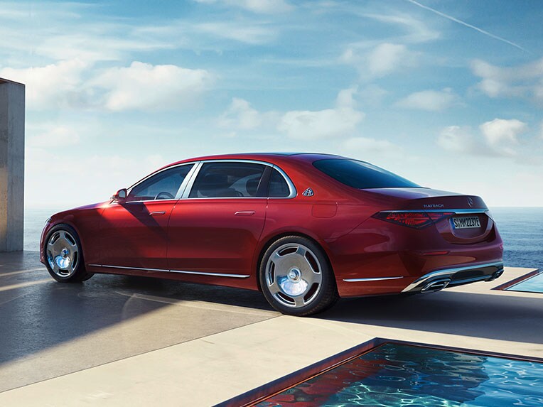 Vista lateral de la Clase S Mercedes-Maybach híbrida enchufable.