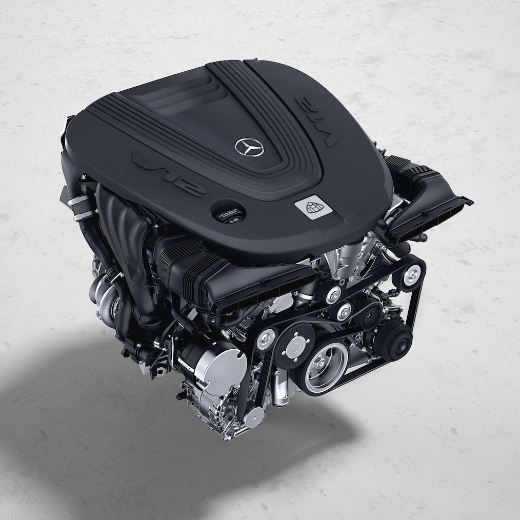 Insignia V12 en el guardabarros delantero del Mercedes-Maybach S 680.