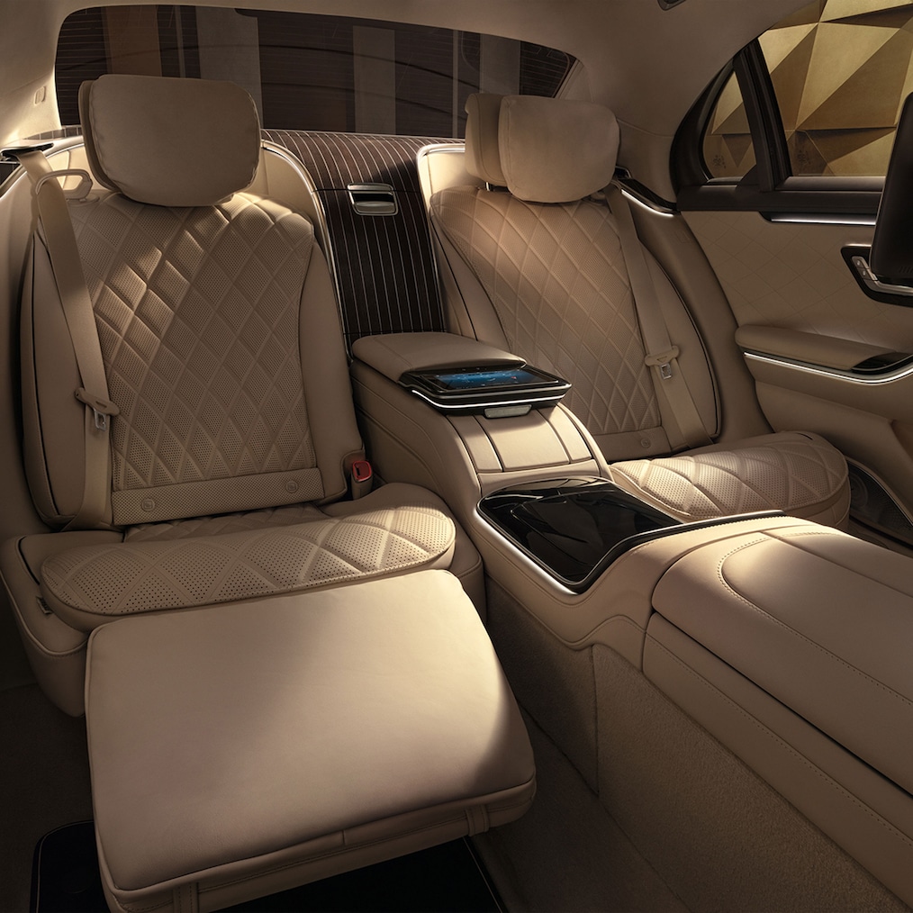 Las plazas traseras First Class con tablet MBUX en la parte trasera en el Mercedes-Benz Clase S Berlina larga.
