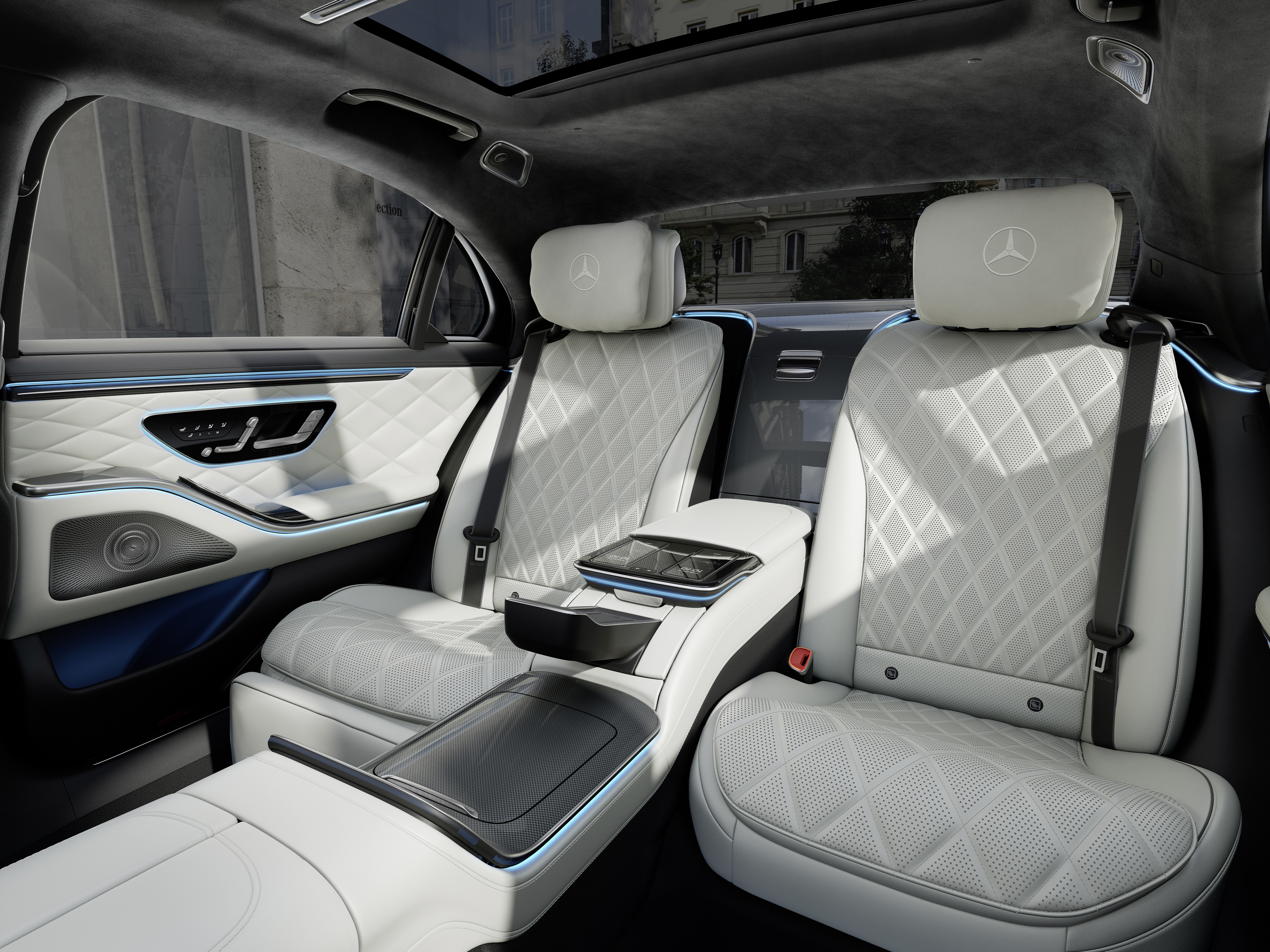 Interior | Clase S Berlina | Mercedes-Benz El puesto de conducción del nuevo Mercedes-Benz Berlina en su versión larga mostrado desde entre los dos asientos delanteros.