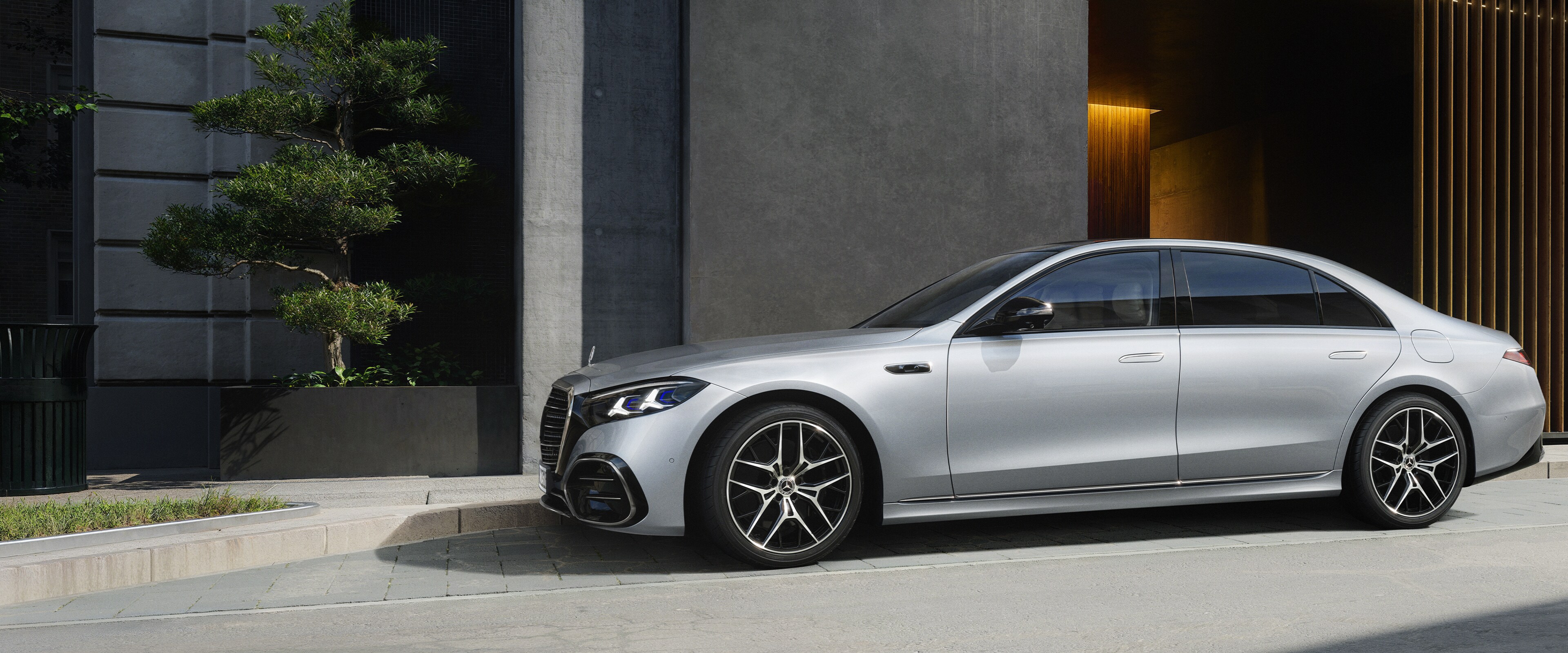 Vista lateral cercana del nuevo Clase S Berlina Largo de Mercedes-Benz.
