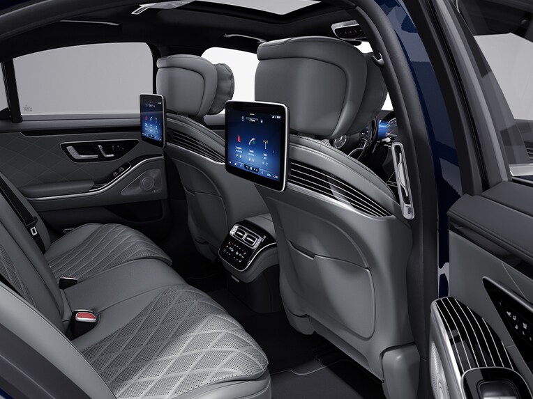 El interior de la Clase S Berlina de Mercedes-Benz con paquete exclusivo de elementos de adorno.