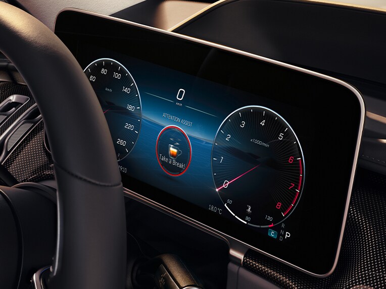 El visualizador 3D para el conductor con ATTENTION ASSIST en la Clase S Berlina de Mercedes-Benz.